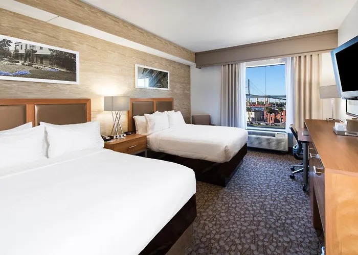 Pet Friendly hotel: Holiday Inn Savannah Historic District By Ihg